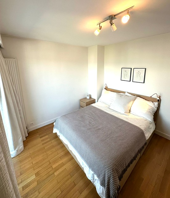 Chambre à coucher, belles dimensions, parquet, accès direct sur le balcon, vue dégagée sur les montagnes et aperçu du jet d'eau