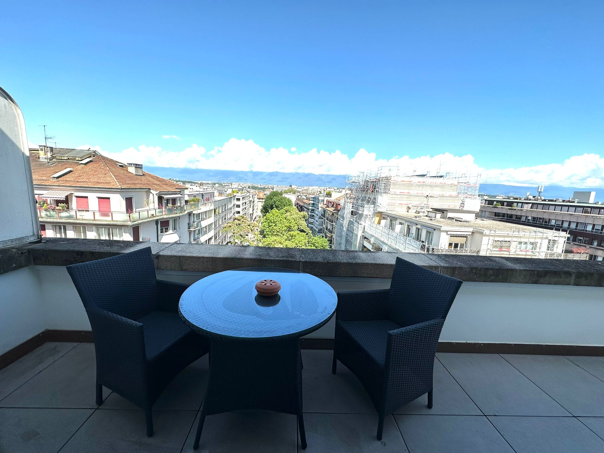 13m2, accès depuis le salon et la chambre, vue dégagée sur les montagnes et aperçu du jet d'eau